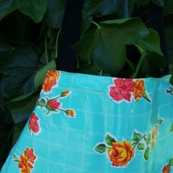 Forkl�de i mint gr�n voksdug med blomster