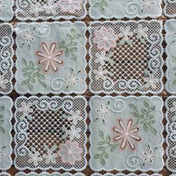 den rosa og gr�nne blondedug ses her med tr�bund