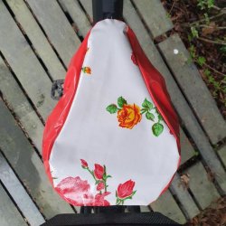 Cykelsadelovertr�k i Voksdug Margit Hvid Blomst og R�d Kant