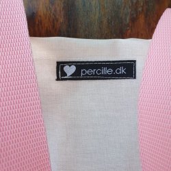 yndig rosa hank p� den cremefarvede elcykelbatteritaske