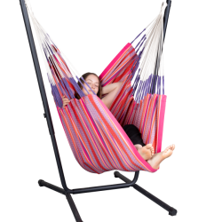 solvarme og pink nuancer i den l�kre h�ngek�jestol