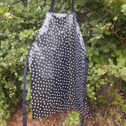 Forklde i Sort Voksdug med Lysgr Prikker