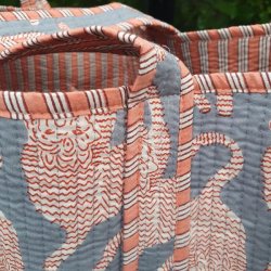 en dejlig lang hank p den orange og bl farvet quiltet taske