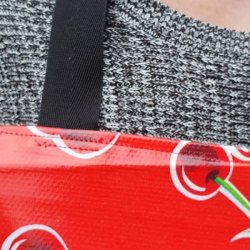 der er syet blde bnd i halsen p forkldet med kirsebr