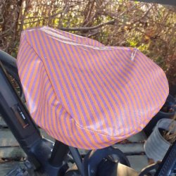 stribet cykelsadelovertr�k i lilla og orange