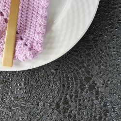 Voksdug Sort med Dr�ber 135 cm