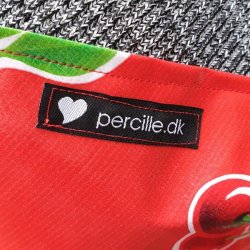Forkl�de i r�d voksdug med kirseb�r