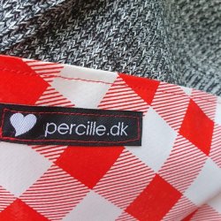 det ternede forklde er syet hos percille