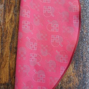 Tekstildug med rde hjerter