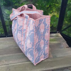 der er masser af plads i den praktiske quiltet taske