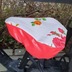 Cykelsadelovertr�k i Voksdug Margit Hvid Blomst og R�d Kant