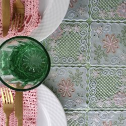 fint opd�kket romantsik bord med blondedug