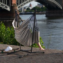 l�kker afslapning i den sk�nne h�ngestol med stativ