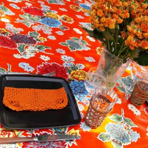 Chrisantemos orange voksdug med blomster