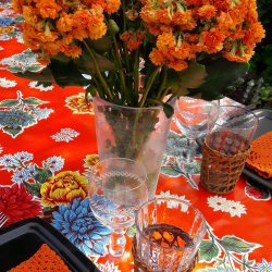 Chrisantemos orange voksdug med blomster
