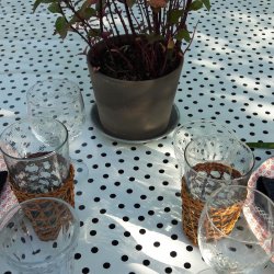 Hvid voksdug med sorte prikker