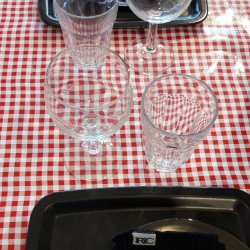 Klassisk ternet voksdug i rd og hvid