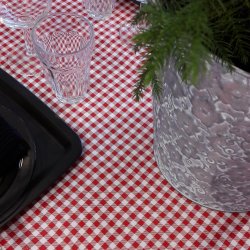 Klassisk ternet voksdug i rd og hvid