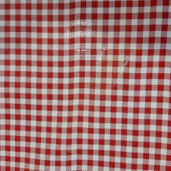 Klassisk ternet voksdug i rd og hvid