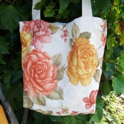 Taske Henrietta i hvidt skinnende stof