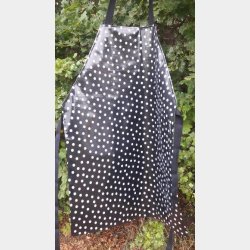 Forklde i Sort Voksdug med Lysgr Prikker