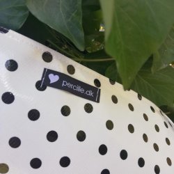 Forklde i hvid voksdug med sorte prikker