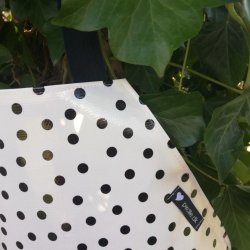 Forklde i hvid voksdug med sorte prikker