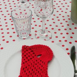 Lunares hvid voksdug med rde prikker