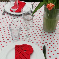 Lunares hvid voksdug med rde prikker