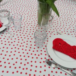 Lunares hvid voksdug med rde prikker