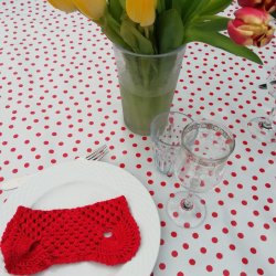 Lunares hvid voksdug med rde prikker