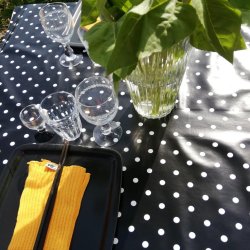 Sort voksdug med hvide prikker 