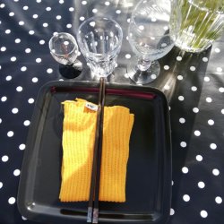 Sort voksdug med hvide prikker 