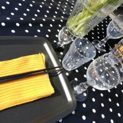 Sort voksdug med hvide prikker 