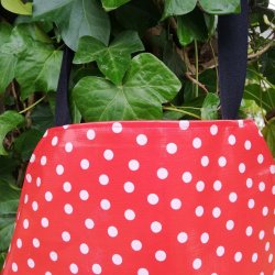 Forklde i voksdug rd med prikker