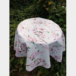 den runde voksdug klder bordet