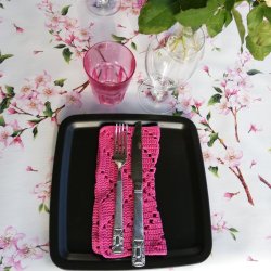 voksdugen er hvid i bunden og med rosa blomster