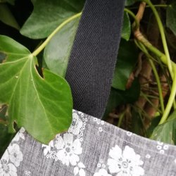 Forklde i sortgr voksdug med blomster