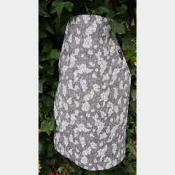 Forklde i sortgr voksdug med blomster