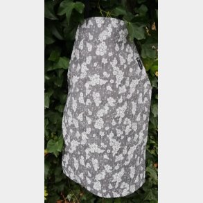 Forklde i sortgr voksdug med blomster