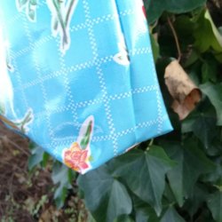 Taske mini i voksdug i lysebl nuancer