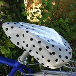 Cykelsadelovertrk Margit Lunares Hvid med Sort Prik