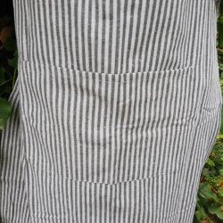 Forklde i stof med striber i mrk gr