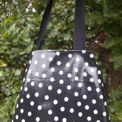 Forklde i Sort Voksdug med Lysgr Prikker