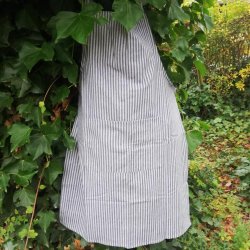 Forklde i stof med striber i mrk gr
