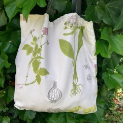 Taske i stof med grnne nuancer