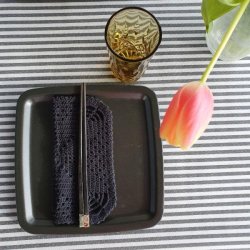 Sort Hvid Stribet Vinyldug 140 cm