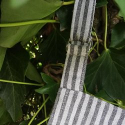 Forklde i stof med striber i mrk gr