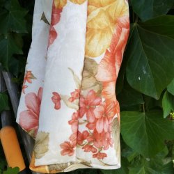 Taske Henrietta i hvidt skinnende stof