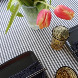 Sort Hvid Stribet Vinyldug 140 cm